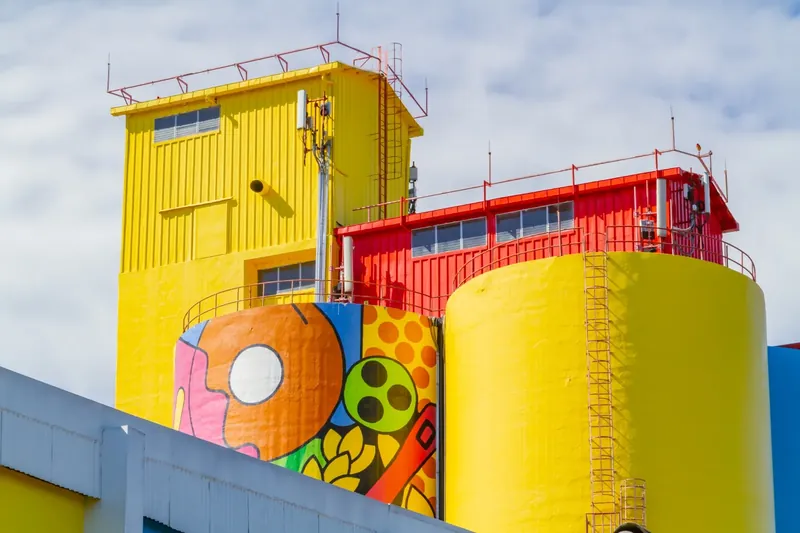 Silos de Molsa pintados con un mural de colores
